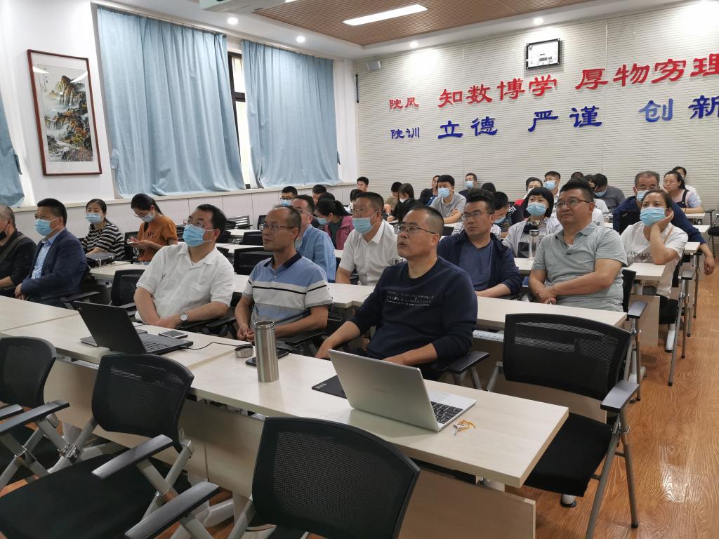 说明: 会议室里的人们描述已自动生成