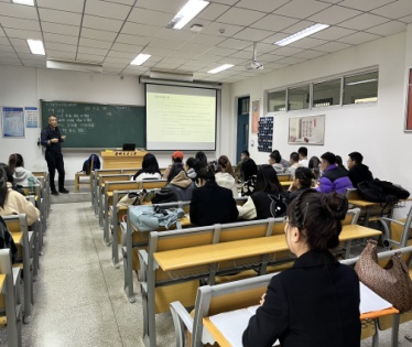 说明: H:\陈\学院工作\工作照片\张院长进课堂\QQ图片20230428164608.jpg